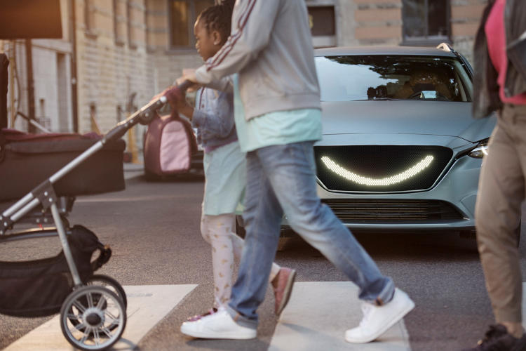 the-self-driving-car-designed-by-semcon-smiles-at-the-pedestrians-to-let-them-know-its-safe-to-cross_image-4