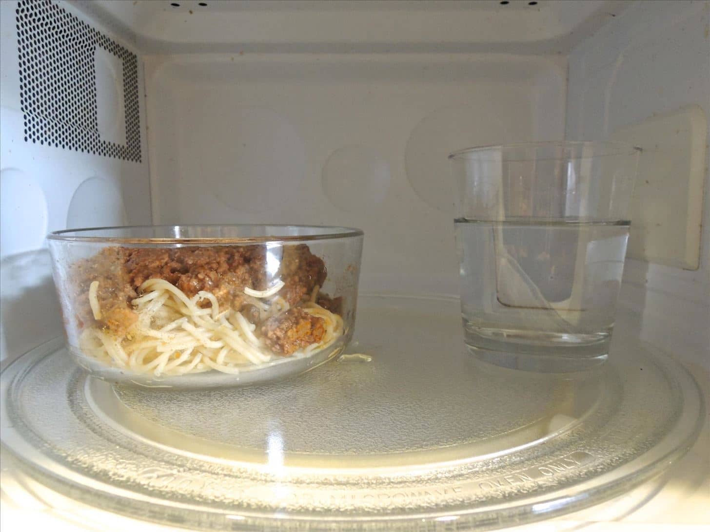 Можно подогреть еду в. Чашка в микроволновку. Стакан воды в микроволновке. Стакан воды в микроволновку. Стакан в микроволновке.