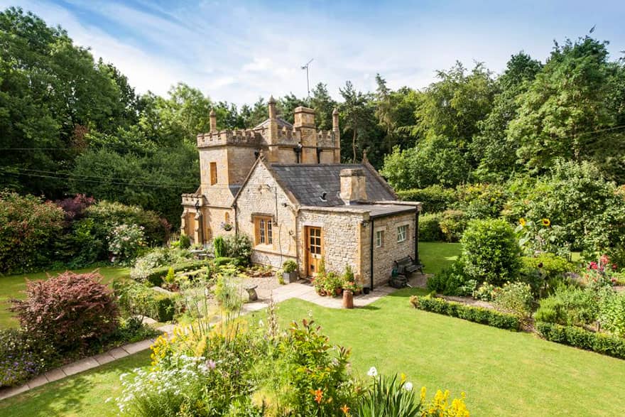 smallest-castle-in-the-uk-is-as-small-as-a-mid-sized-flat