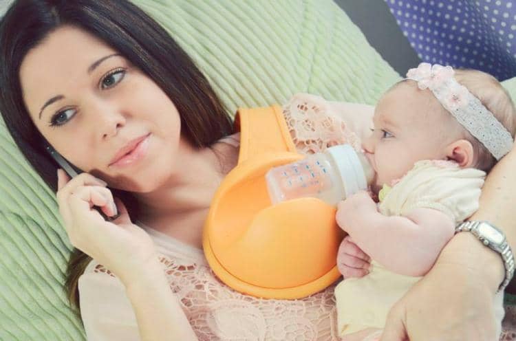 beebo-hands-free-baby-bottle-holder-3555