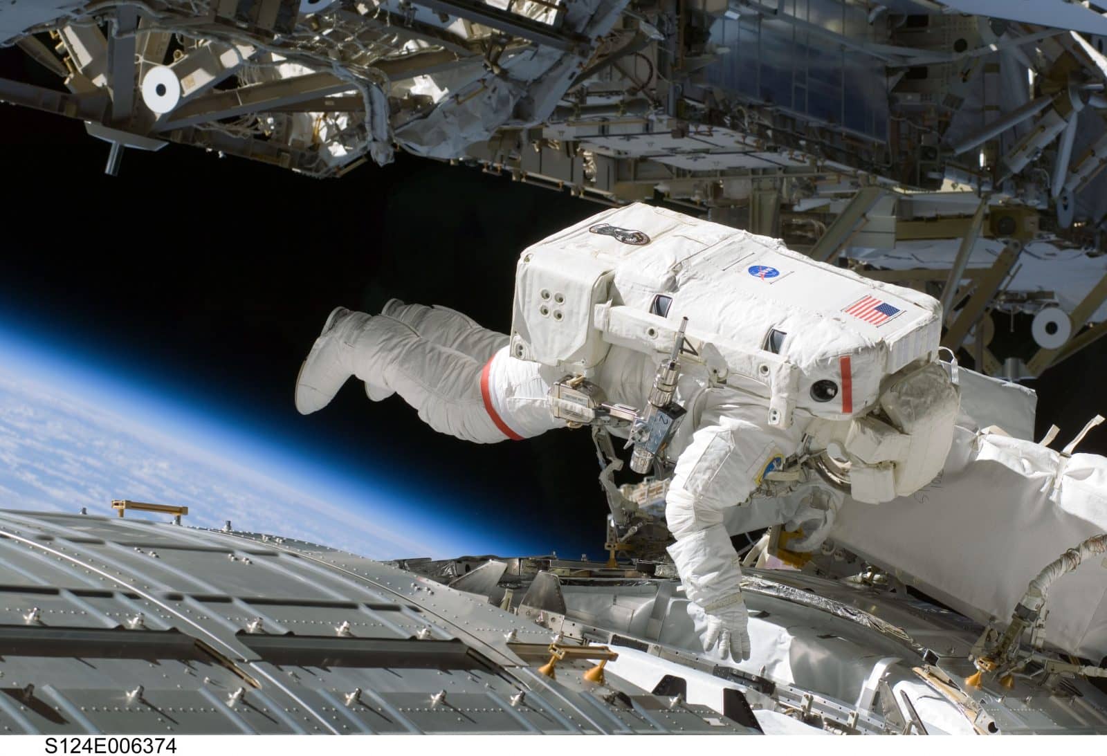 this-is-how-astronauts-work-outside-the-iss-moving-at-17-500