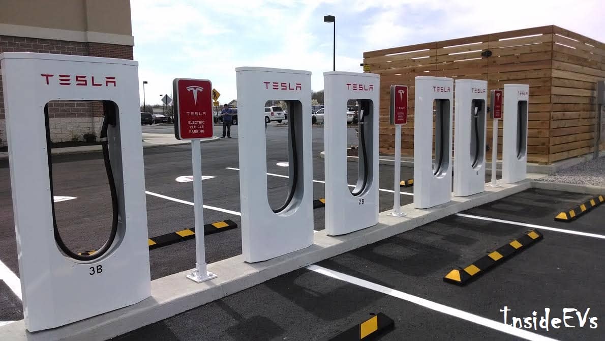 Зарядная станция тесла. Зарядная станция Tesla. Tesla Supercharger. Зарядные станции в США. Тесла на зарядке.