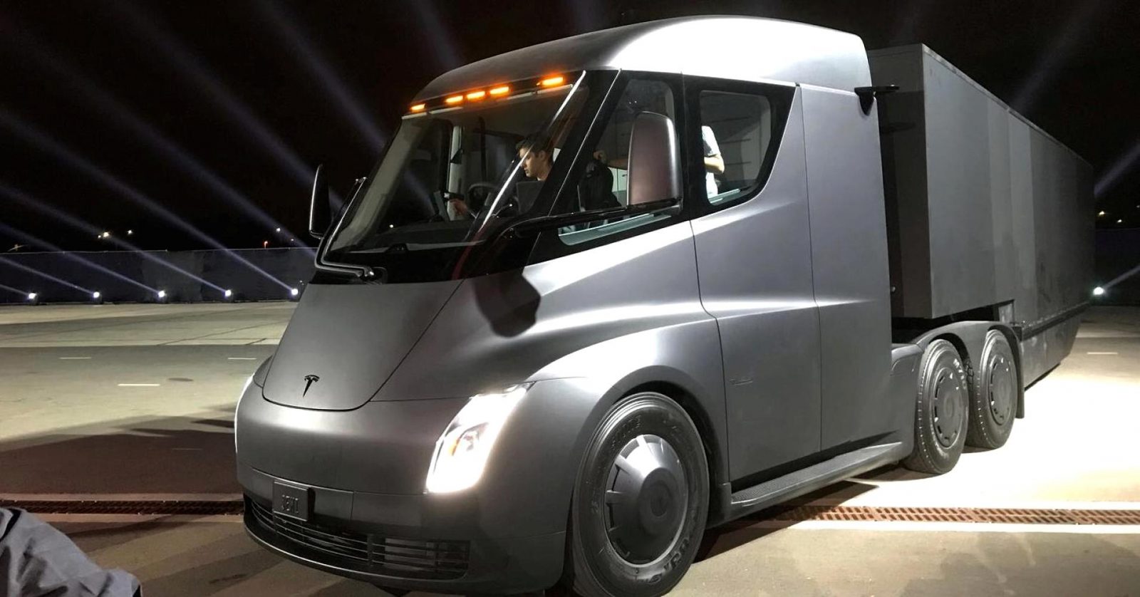 First AllElectric Tesla Semi Truck Prototype Spotted In Cal