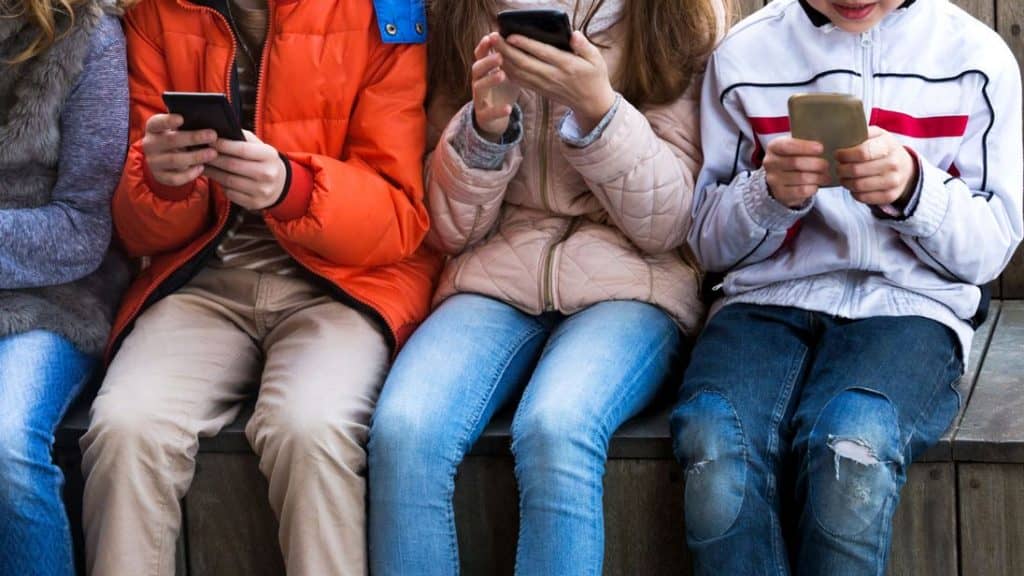 social media making children lonely