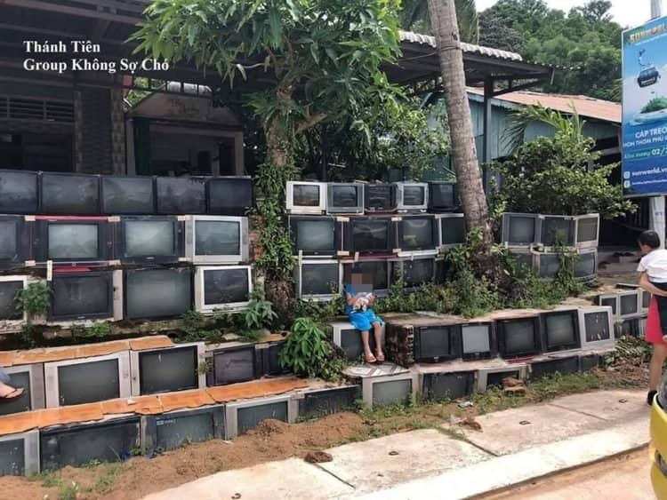 This House In Vietnam Has A Fence Made Of Old TV Sets