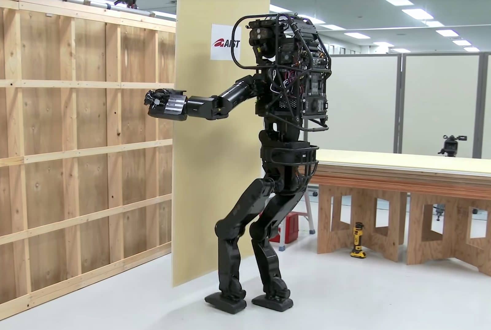 this-handy-japanese-humanoid-robot-can-install-a-drywall-its