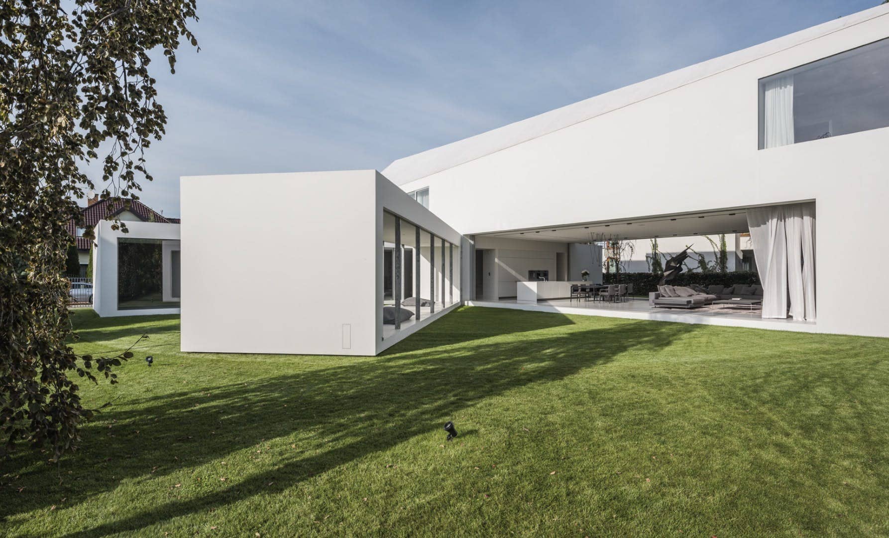 The Quadrant Home By KWK Promes Moves According To Sun