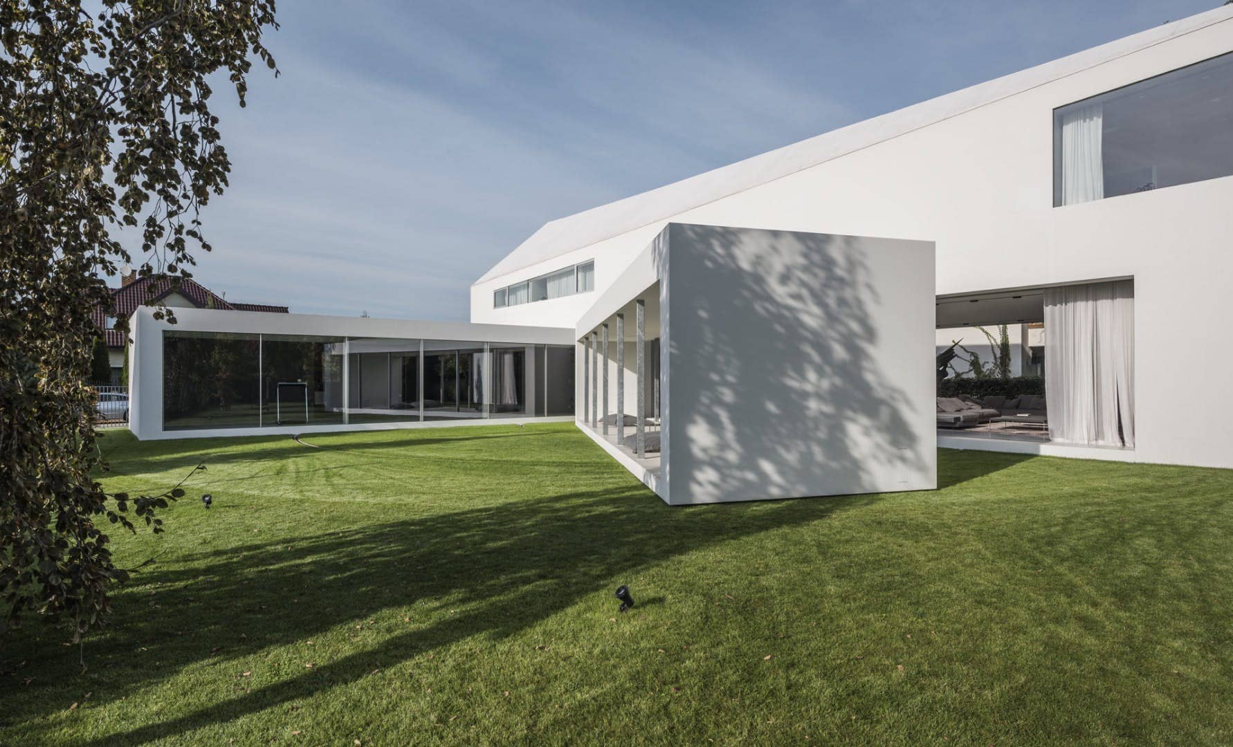The Quadrant Home By KWK Promes Moves According To Sun