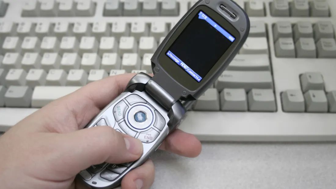 This Company Is Offering $1,000 For Using A Flip Phone For A Week