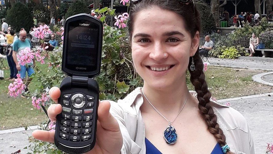 Scroll Free For a Year – This Girl Has Gone 8 Months Without A Smartphone