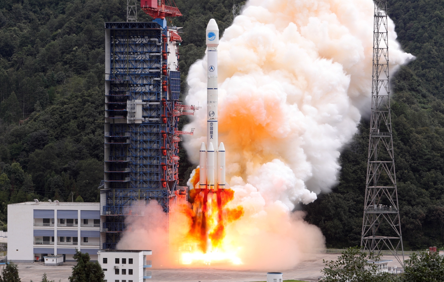 Китайский запуск. Ракета-носитель long March 3b. Чанчжэн-3a. Чанчжэн-3b ракета-носитель. Чанчжэн-3 многоступенчатая ракета.