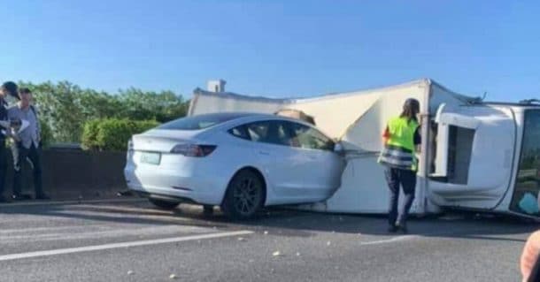 Tesla Model 3 On Autopilot Slams Into A Truck On Highway W