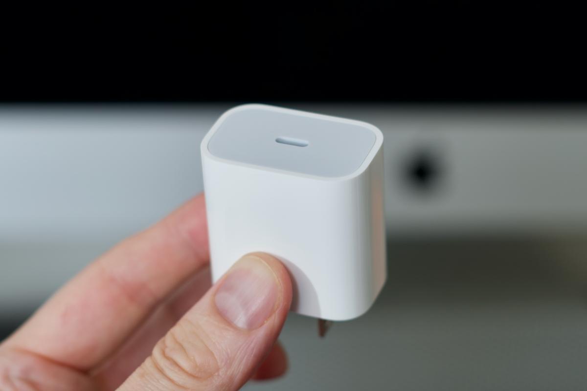 Apple Sued For Not Including Chargers In iPhone Boxes - Wond