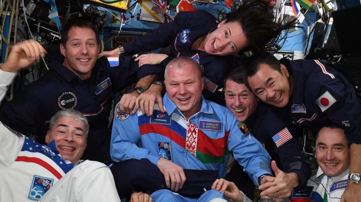 these-astronauts-aboard-the-iss-held-their-own-zero-gravity