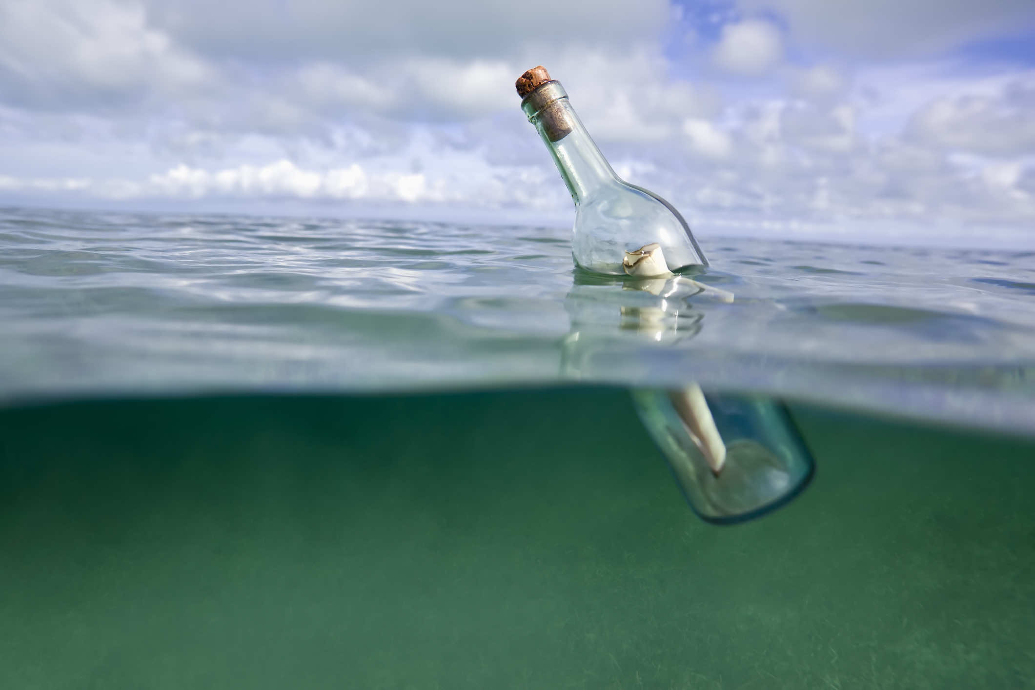 Getting the water. Океан в бутылке. Бутылка с письмом в море. Бутылка плавает в море. Бутылки плавают в океане.