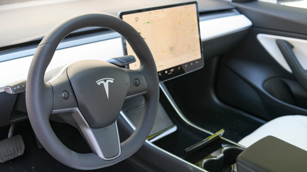 does 2019 tesla model 3 have autopilot