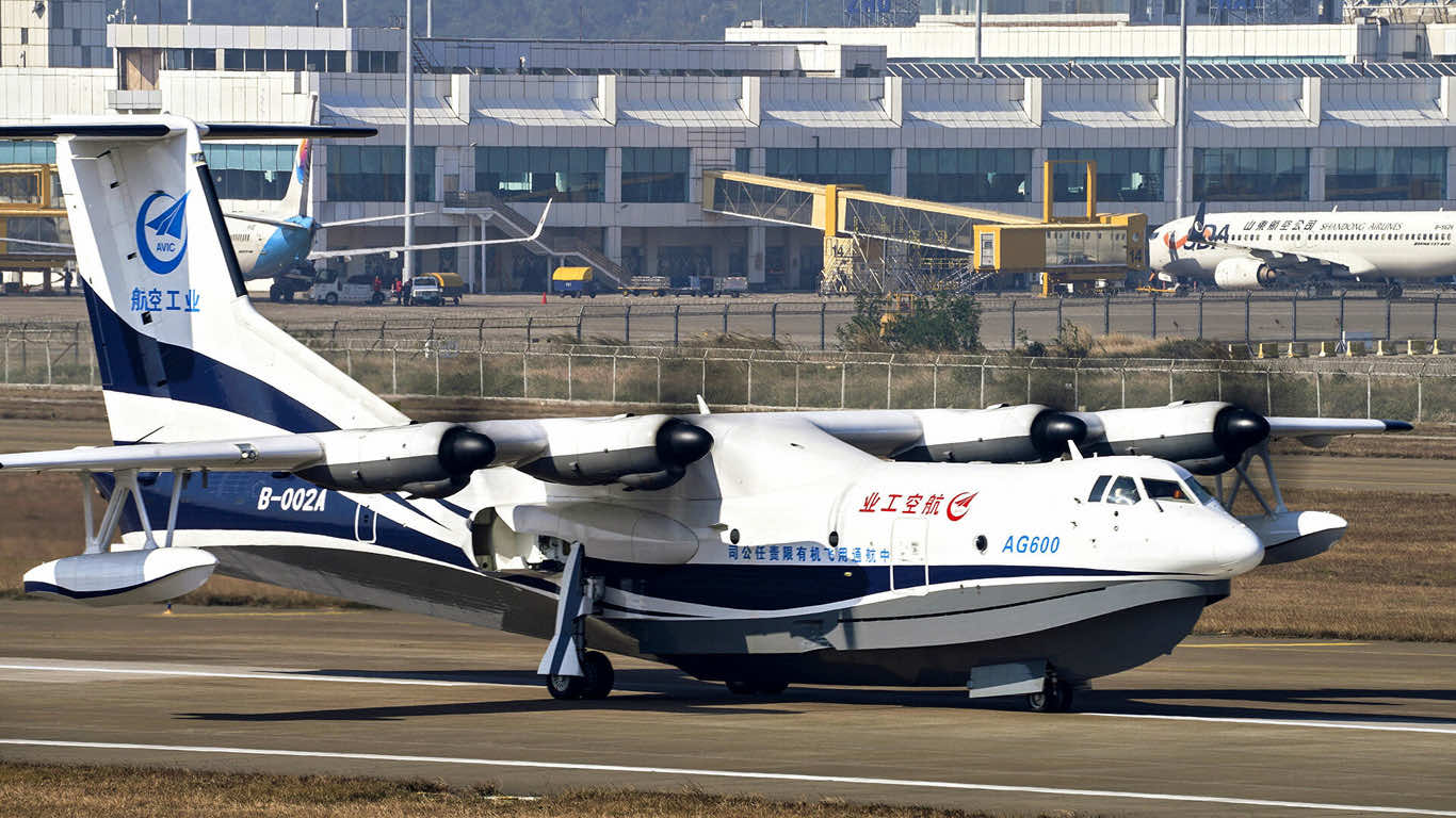 Watch The World's Largest Amphibious Aircraft Make A Huge Sp