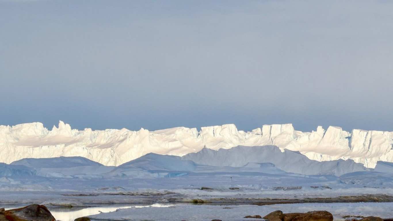 Para ilmuwan telah menemukan sebuah danau seukuran kota yang luas bermil-mil di bawah lapisan es Antartika