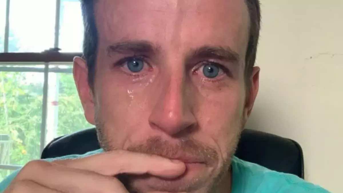 ceo-posts-crying-selfie-on-linkedin-after-employee-layoffs