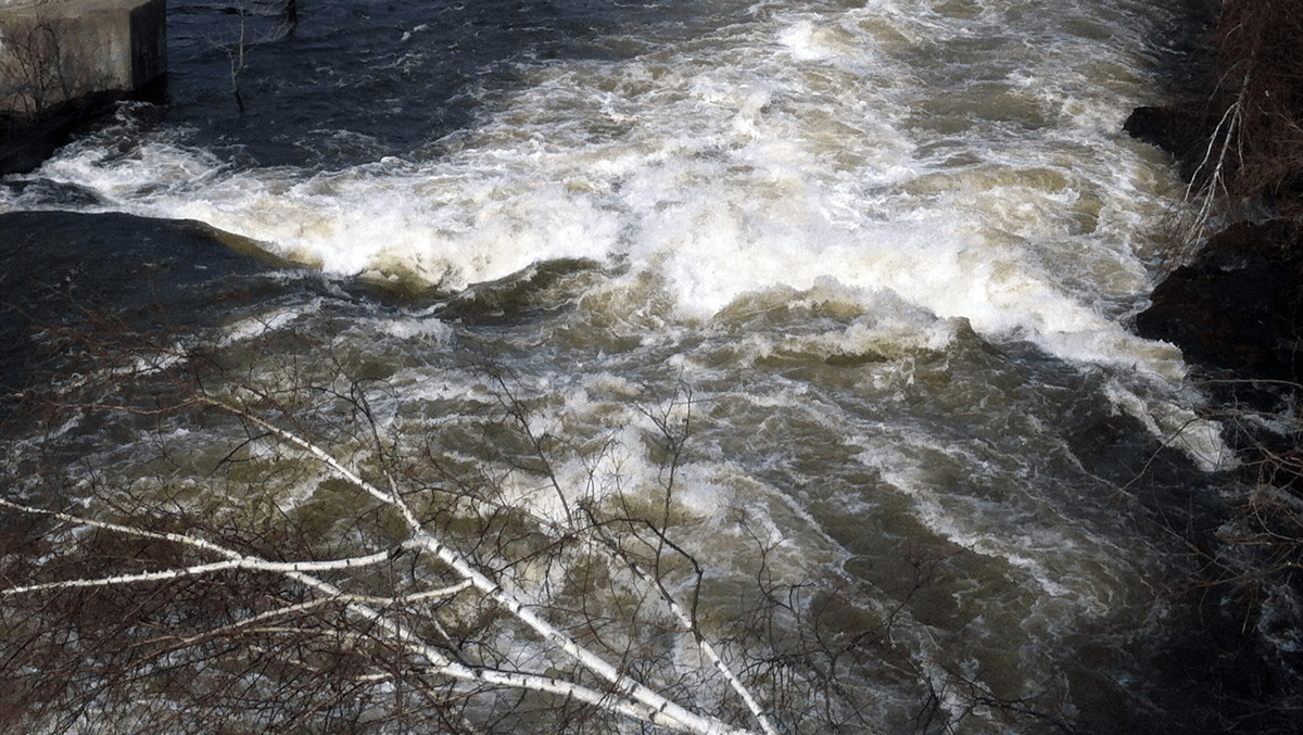 This River In Canada Can Be Switched On And Off By Engineers   Image 376 