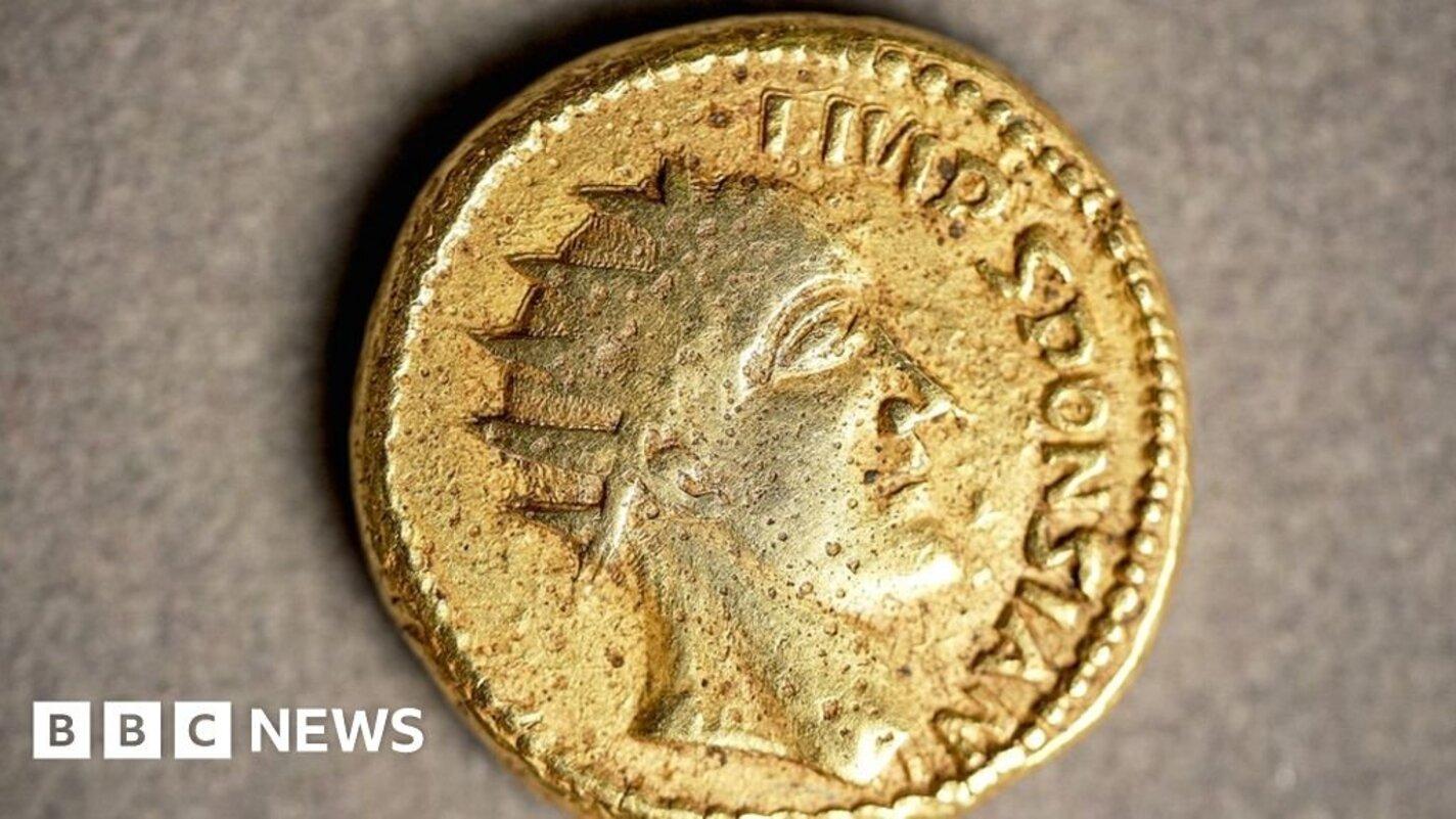 Римская золотая монета 5 букв. Древнеримские монеты. Древние римские монеты. Древняя Римская монета 300. Древняя Римская монета е.
