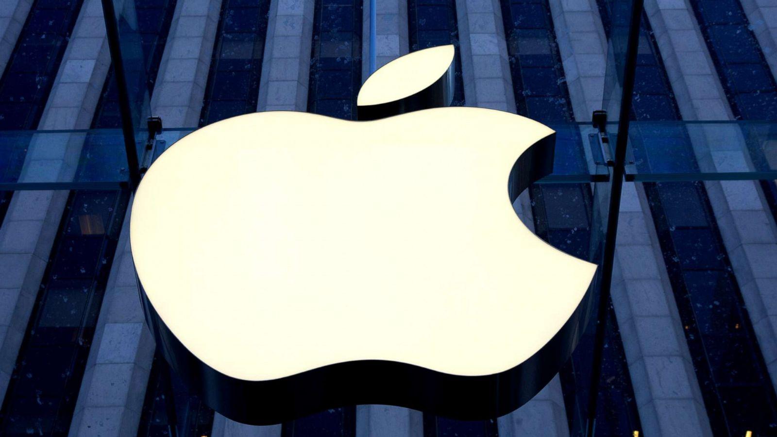 Apple could. Apple вывеска. Сотрудники Apple. Apple us. Apple новости.