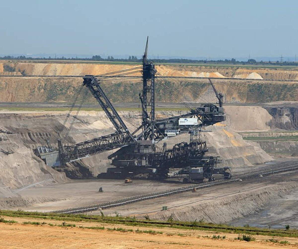 This Is The World's Largest Excavator - And It Is Absolutely